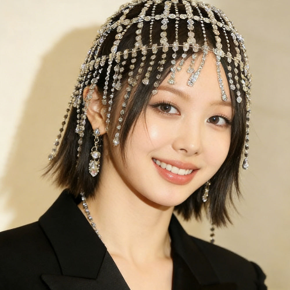 Ethnic Fashion Show - エスニックスタイルの誇張されたダイヤモンドフリンジ付きヘッドウェア、エレガントな個性を演出する輝くチェーンアクセサリー、ステージショー用